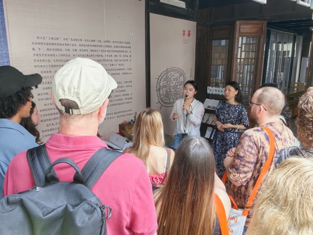 Sharing Songjiang cloth stories with visitors